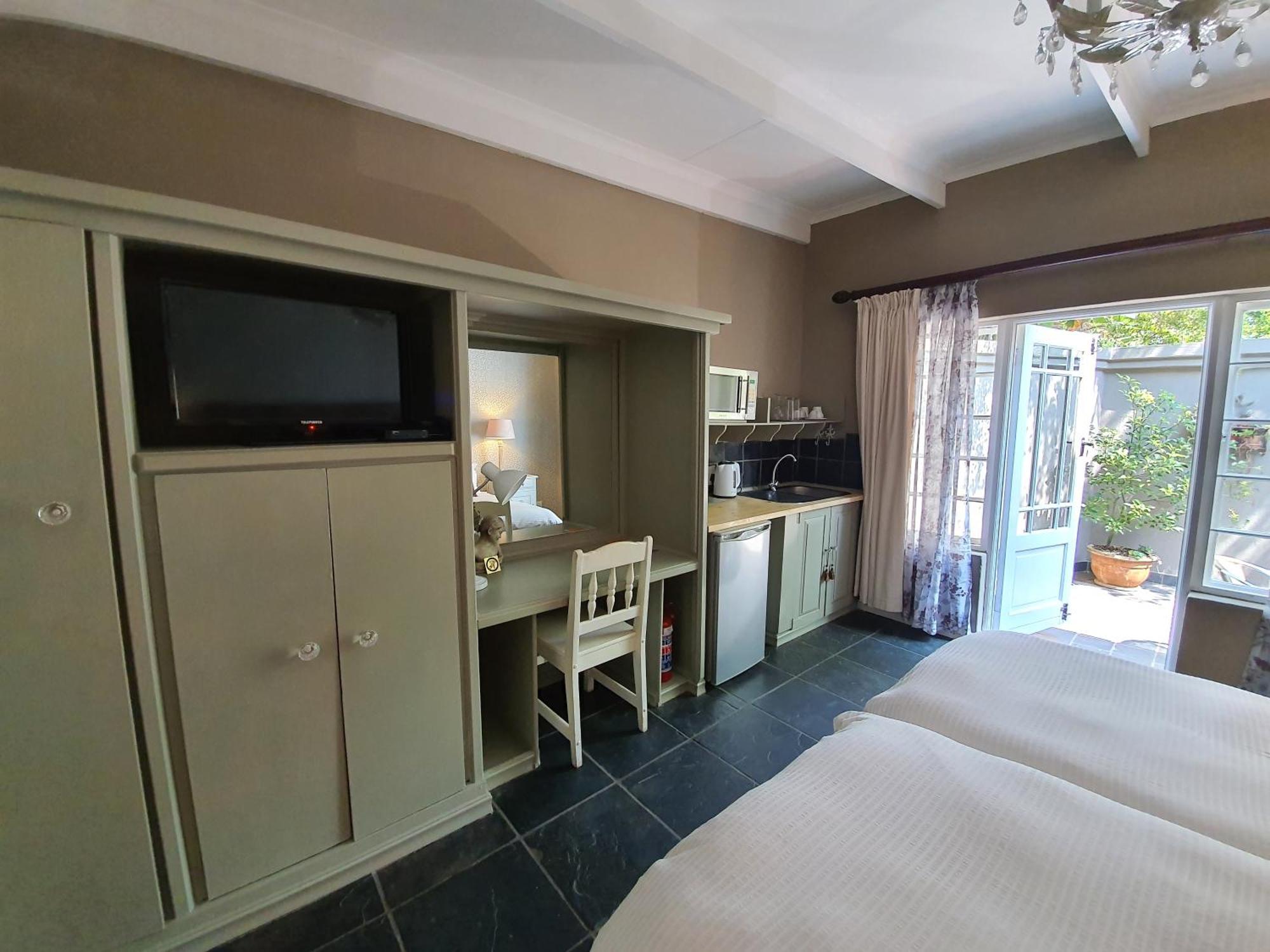 Waterhouse Guest Lodge In Muckleneuk Претория Номер фото