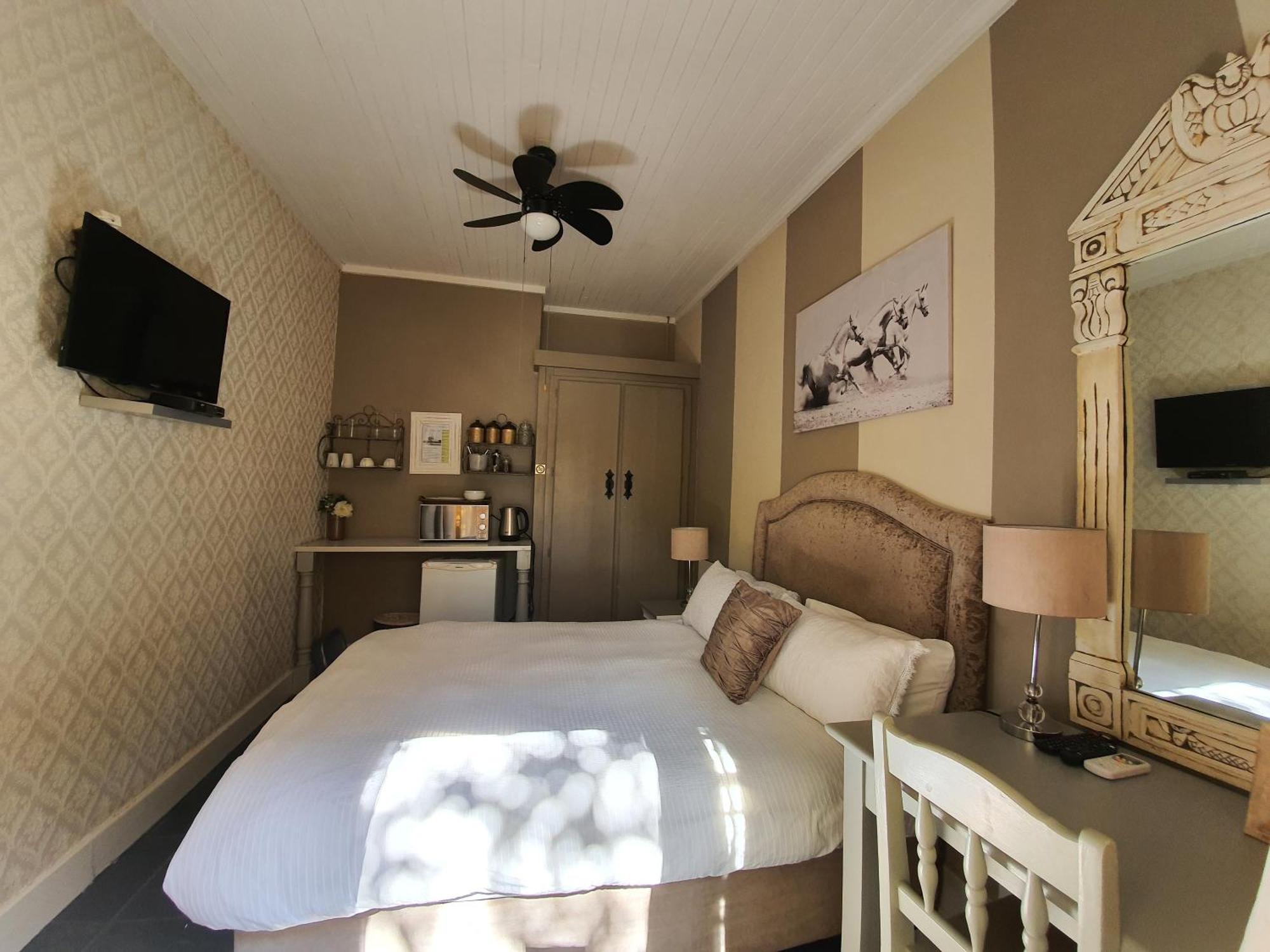 Waterhouse Guest Lodge In Muckleneuk Претория Номер фото